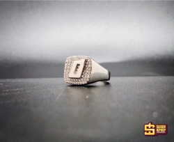 Nhẫn Chữ Cái Mặt Vuông